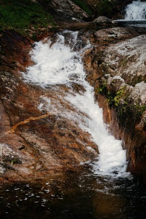 Téléchargez les photos : L'eau coule de la cascade supérieure dans la rivière. - en image libre de droit