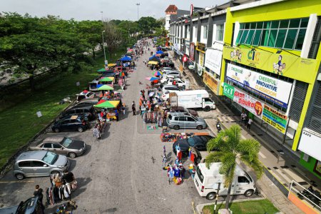 Téléchargez les photos : Bangi, Malaisie - Jan 22, 2023 : Vue aérienne de la vente de bottes de voiture qui se déroule chaque week-end, le samedi et le dimanche. - en image libre de droit