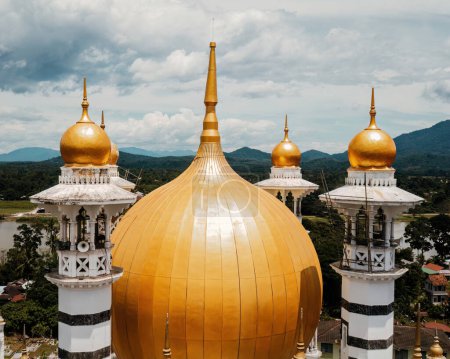 Foto de Vista aérea de la cúpula dorada de la mezquita de Ubudiah en Kuala Kangsar, Perak, Malasia - Imagen libre de derechos