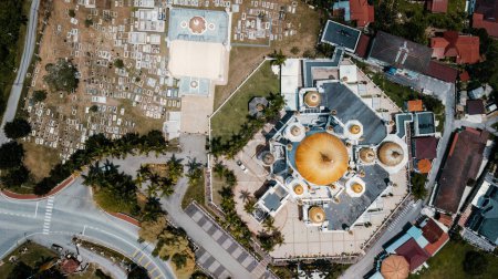 Foto de Vista aérea de la mezquita de Ubudiah en Kuala Kangsar, Perak, Malasia con los cementerios reales. - Imagen libre de derechos