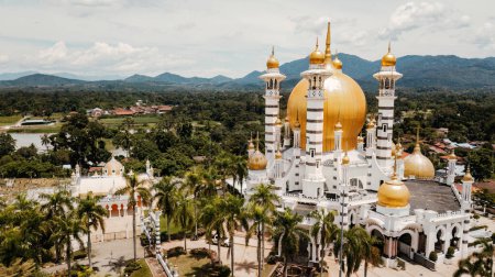 Foto de Vista aérea de la mezquita de Ubudiah en Kuala Kangsar, Perak, Malasia - Imagen libre de derechos