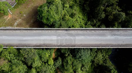 Foto de Camino elevado vacío a través de las montañas de la selva tropical en Hulu Selangor, Malasia. - Imagen libre de derechos