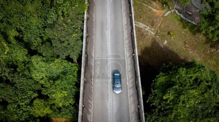Foto de Coche que se mueve en la carretera elevada a través de las montañas de la selva tropical en Hulu Selangor, Malasia. - Imagen libre de derechos