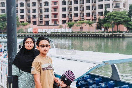 Téléchargez les photos : Melaka, Malaisie - 9 juillet 2023 Des enfants asiatiques malais visitent la rivière Malacca. - en image libre de droit