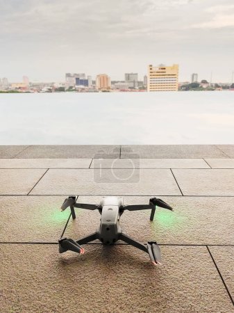 Téléchargez les photos : Melaka, Malaisie - 9 juillet 2023 Dji Air 2S drone prêt à décoller près de la piscine surplombant la ville de Malacca. - en image libre de droit