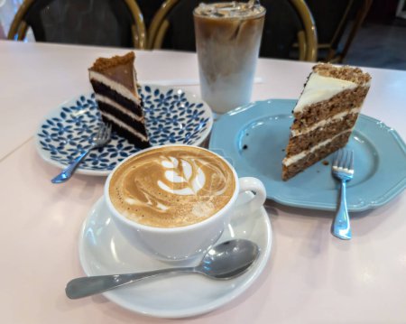 Téléchargez les photos : Café Cuppacino avec gâteaux sur la table pour l'heure du thé. - en image libre de droit