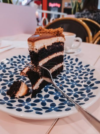 Téléchargez les photos : Gâteau de velours rouge sur la table. Gros plan couper une bouchée. - en image libre de droit