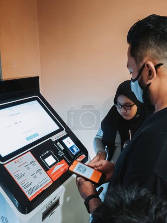 Téléchargez les photos : Putrajaya, Malaisie - 8 juin 2022 Payer pour se garer en utilisant le QR Code dans le centre commercial IOI City. Technologie moderne. - en image libre de droit