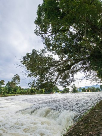 Foto de Fluyendo arroyo de río en un pueblo tropical. - Imagen libre de derechos