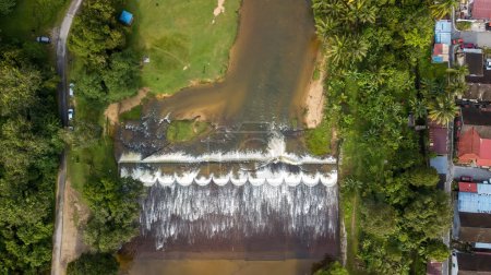 Foto de Vista aérea del agua que fluye desde el arroyo hasta la presa en Malasia. - Imagen libre de derechos