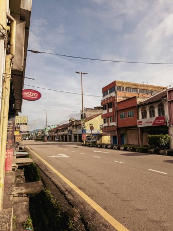 Foto de Negeri Sembilan, Malasia - 26 de octubre de 2022 Menos concurrida carretera en la ciudad de Kuala Pilah por la mañana. - Imagen libre de derechos