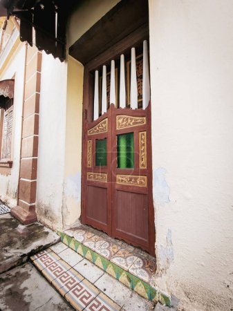 Foto de Antigua puerta de madera vintage de una casa de 1920 en Kuala Pilah, Malasia. - Imagen libre de derechos