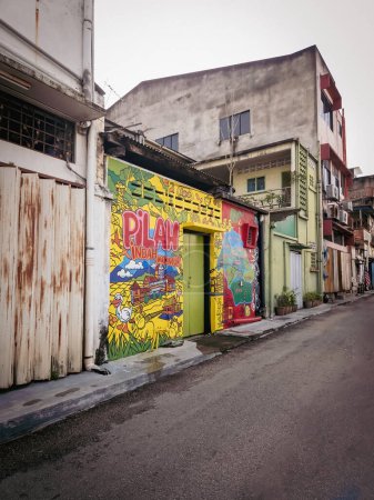 Téléchargez les photos : Negeri Sembilan, Malaisie - 26 oct. 2022 Peinture murale funky sur le terrain du magasin sur la ruelle arrière à Kuala Pilah. - en image libre de droit