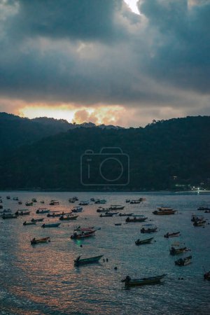 Barcos flotando durante el amanecer de la hora azul en la isla de Perhentian, Terengganu, Malasia.