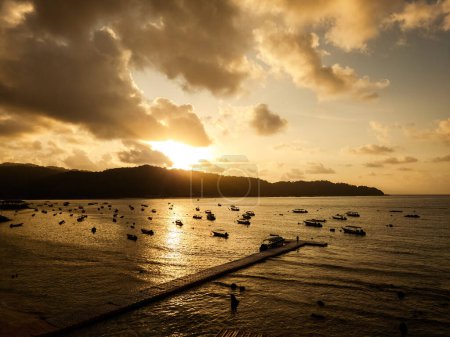 Téléchargez les photos : Lever de soleil doré près du village de pêcheurs de l'île Perhentienne. - en image libre de droit