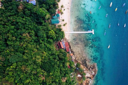 Téléchargez les photos : Vue de dessus ou vue aérienne du village de pêcheurs avec plage blanche et bateaux en été de l'île tropicale nommée Perhentian Kecil - en image libre de droit