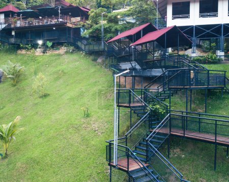 Téléchargez les photos : Perak, Malaisie - 19 oct. 2022 Glamour camping or glamping spaces at Kuak Hill Resort in Lenggong. - en image libre de droit
