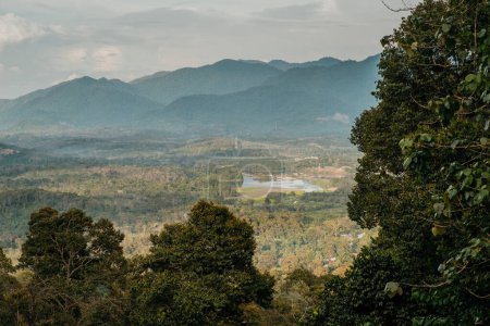 Téléchargez les photos : Vue du lac Lenggong depuis le sommet de la colline à Kuak, Perak, Malaisie. - en image libre de droit