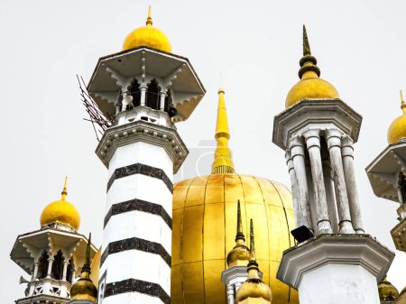 Foto de Minarete de la mezquita de Ubudiah durante el amanecer en Kuala Kangsar, Perak, Malasia - Imagen libre de derechos