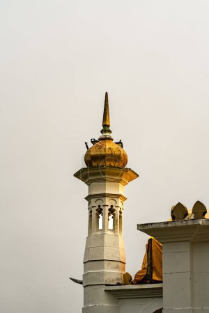 Foto de Minarete de la mezquita de Ubudiah durante el amanecer en Kuala Kangsar, Perak, Malasia - Imagen libre de derechos