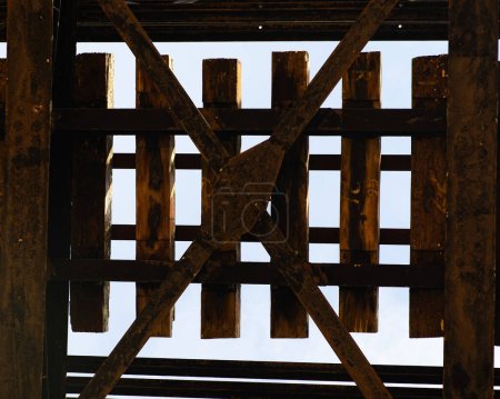 Captura de ángulo bajo de textura de puente ferroviario de madera vieja en Kuala Kangsar, Perak, Malasia.