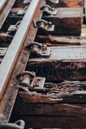 Téléchargez les photos : Vue rapprochée des anciennes voies ferrées datées de 1902 avec traverses usées et ballast de gravier. - en image libre de droit