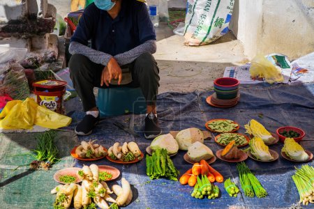 Téléchargez les photos : PERAK, MALAISIE - 18 oct. 2022 : Une étable vendant toutes sortes de légumes au marché du matin à Karai, Kuala Kangsar. - en image libre de droit