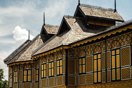 Téléchargez les photos : PERAK, MALAISIE - 18 oct. 2022 : Le palais du Musée royal dans la ville royale Kuala Kangsar, une architecture traditionnelle malaise. - en image libre de droit