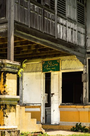 Téléchargez les photos : Perak, Malaisie - 18 oct. 2022 Ancienne maison en bois altérée construite en 1912 à Kuala Kangsar nommée Baitul Annur. - en image libre de droit