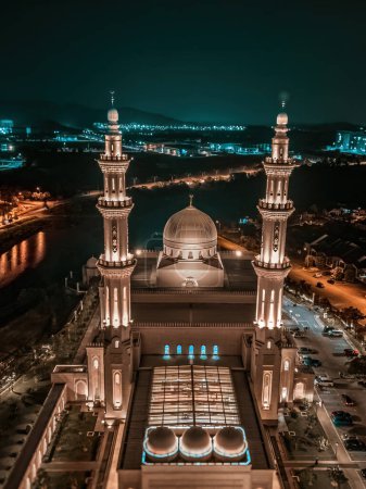 Foto de Negeri Sembilan, Malasia - 17 de febrero de 2024 - Vista aérea de una hermosa mezquita iluminada durante las oraciones nocturnas en Sendayan. - Imagen libre de derechos