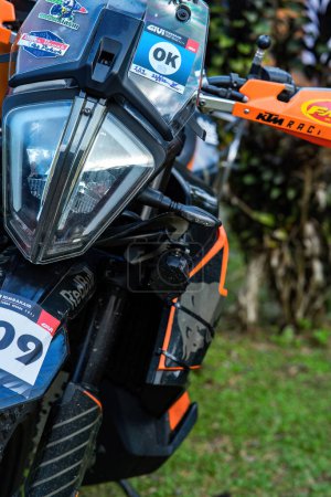 Téléchargez les photos : Pahang, Malaisie - 24 septembre 2022 KTM Motorcycle est proche. Plein de stickers pour la pratique de l'enduro. - en image libre de droit