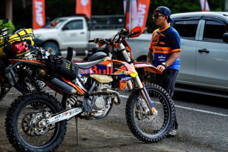 Téléchargez les photos : Pahang, Malaisie - 24 septembre 2022 KTM motorcross Moto au bord de la route - en image libre de droit