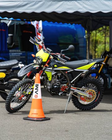 Téléchargez les photos : Pahang, Malaisie - 24 sept. 2022 Afrique jumeaux Motos à l'espace de stationnement. - en image libre de droit