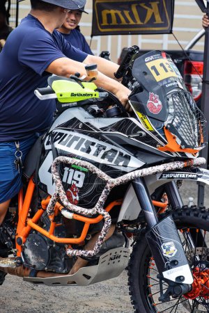 Téléchargez les photos : Pahang, Malaisie - 24 septembre 2022 KTM Moto avec le motard. Gros plan. - en image libre de droit