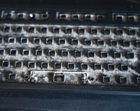 Dirty Qwerty clavier plein de poussières et de débris sur la table. Nettoyage de l'ordinateur.