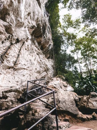 Foto de Escaleras naturales en la cueva de montaña de roca de selva tropical en Malasia. - Imagen libre de derechos