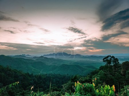 Luftaufnahme des Berges bei Sonnenaufgang in Wang Kelian, Perlis, Malaysia.