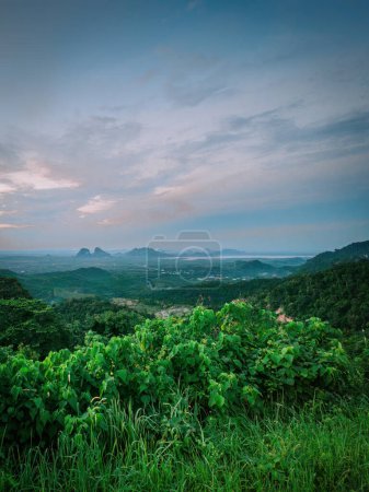 Blick auf die Berge bei Sonnenaufgang in Wang Kelian, Perlis, Malaysia.
