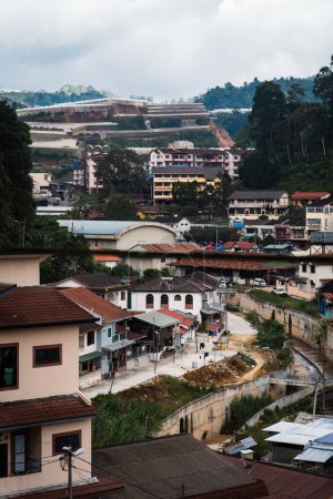 Téléchargez les photos : CAMERON HIGHLAND, MALAYSIA - Sep 16, 2022  Layers of apartments and houses in Ringlet town. - en image libre de droit
