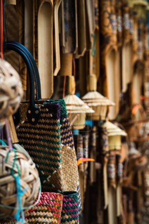 Un étal vendant de l'artisanat artisanal à partir d'objets naturels à vendre dans un magasin.
