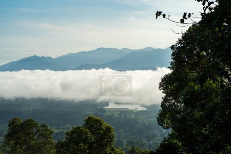 Nuages de mer le matin au-dessus des montagnes de la chaîne Titiwangsa à Lenggong, Perak.