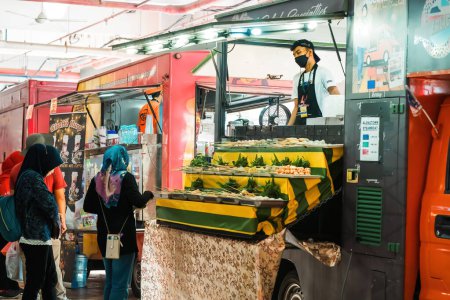 Foto de Putrajaya, Malasia - 10 / 08 / 2022 Un puesto de camiones de comida que vende comida callejera en el MAHA o Malasia Agricutural Expo. - Imagen libre de derechos