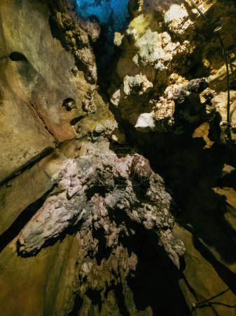 Increíble estalagtita rocosa en la cueva de Gua Kelam o Kelam, Perlis, Malasia.