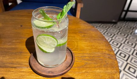 Téléchargez les photos : Mojito été rafraîchissant bar boissons cocktail avec glace, citron vert et menthe douce et fraîche - en image libre de droit