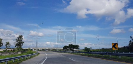 Téléchargez les photos : Route à péage ou autoroute indonésienne, nouveau projet d'infrastructure du gouvernement au cours de la dernière année - en image libre de droit