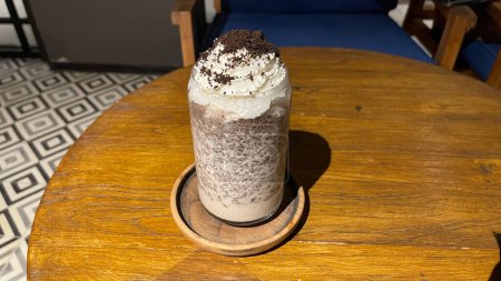 Téléchargez les photos : Boisson glacée au chocolat frappe avec crème fouettée sur le dessus et croquant au chocolat râpé dessert très délicieux - en image libre de droit