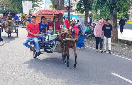Foto de Surakarta, Indonesia, 8 de enero de 2023 Dokar Wisata o paseo en carro está esperando a los pasajeros en la zona de día libre de automóviles los domingos de surakarta, java central - Imagen libre de derechos
