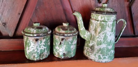 Foto de Tetera antigua y tazas de té hechas de estaño de esmalte llamado teteras blirik, vasos blirik y teteras blirik para té, café o naranja, bebidas calientes y calientes - Imagen libre de derechos