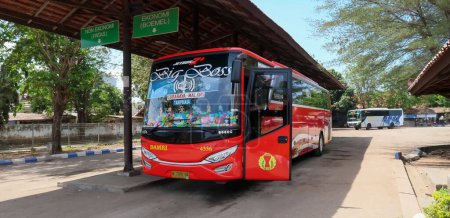 Téléchargez les photos : Surakarta, Jawa Tengah, Indonésie, 06 juillet 2023, 2020, bus et autocars en Indonésie, bus à double cecker, bus en Indonésie java indonesia divers endroits - en image libre de droit