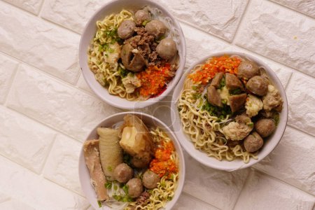 Délicieuse soupe de boulettes de viande de b?uf savoureuse et saine soupe de cuisson également connu sous le nom de Bakso en Indonésie avec de la pâte de chili frais